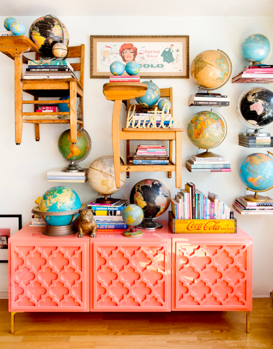 Tableau d'appoint rose avec globes