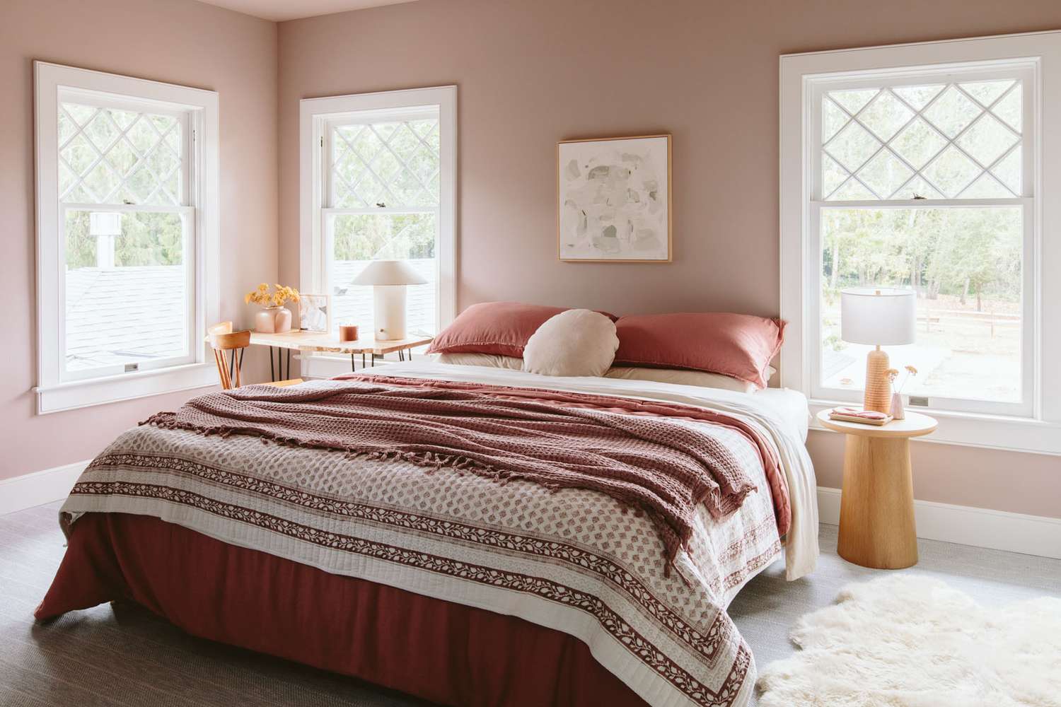 tapis à côté du lit