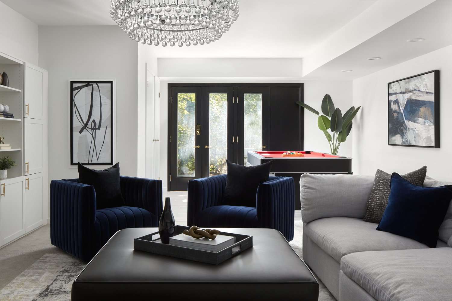salon moderne gris avec chaises d'appoint