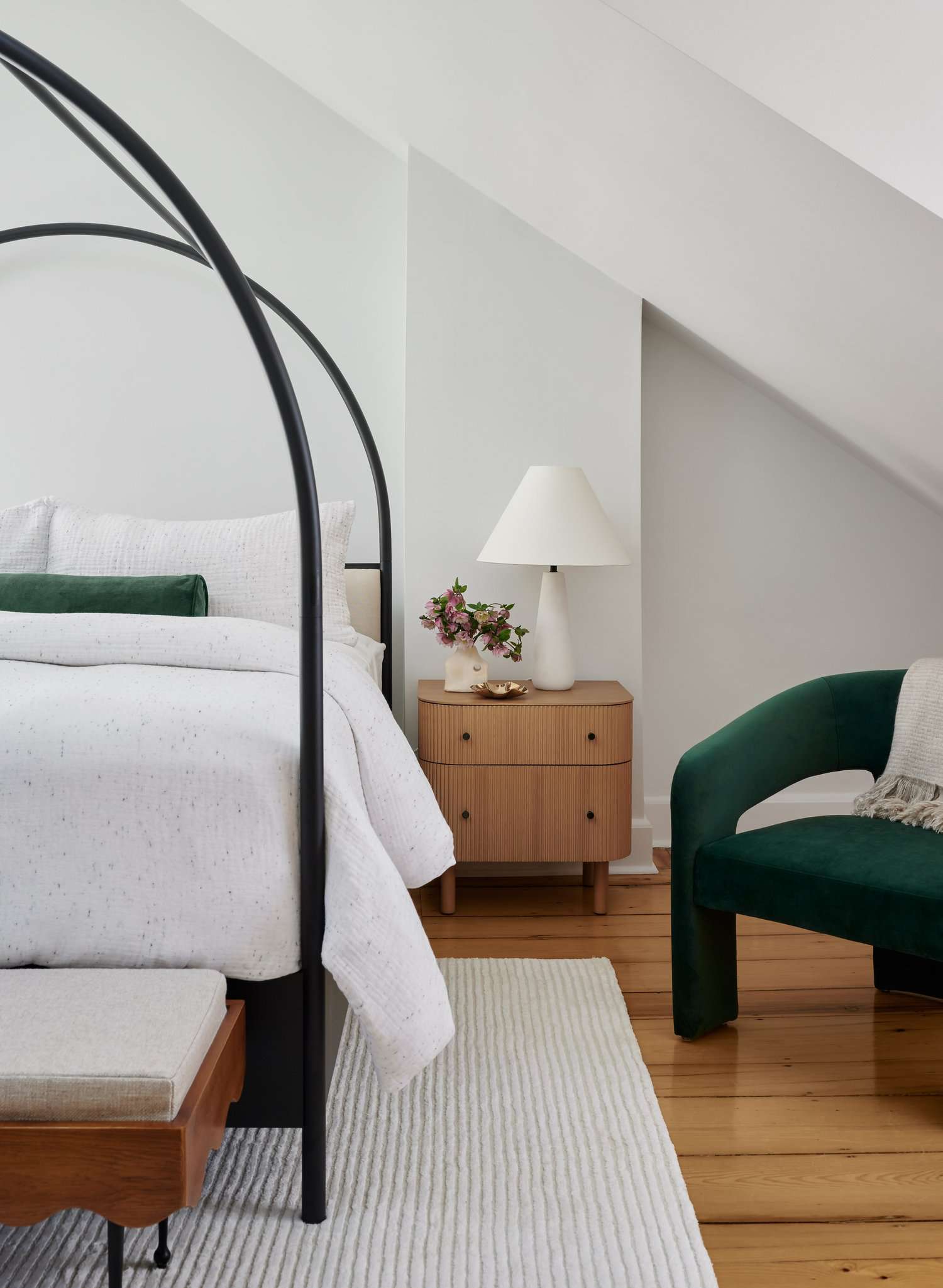 chambre à coucher moderne avec chaise d'appoint