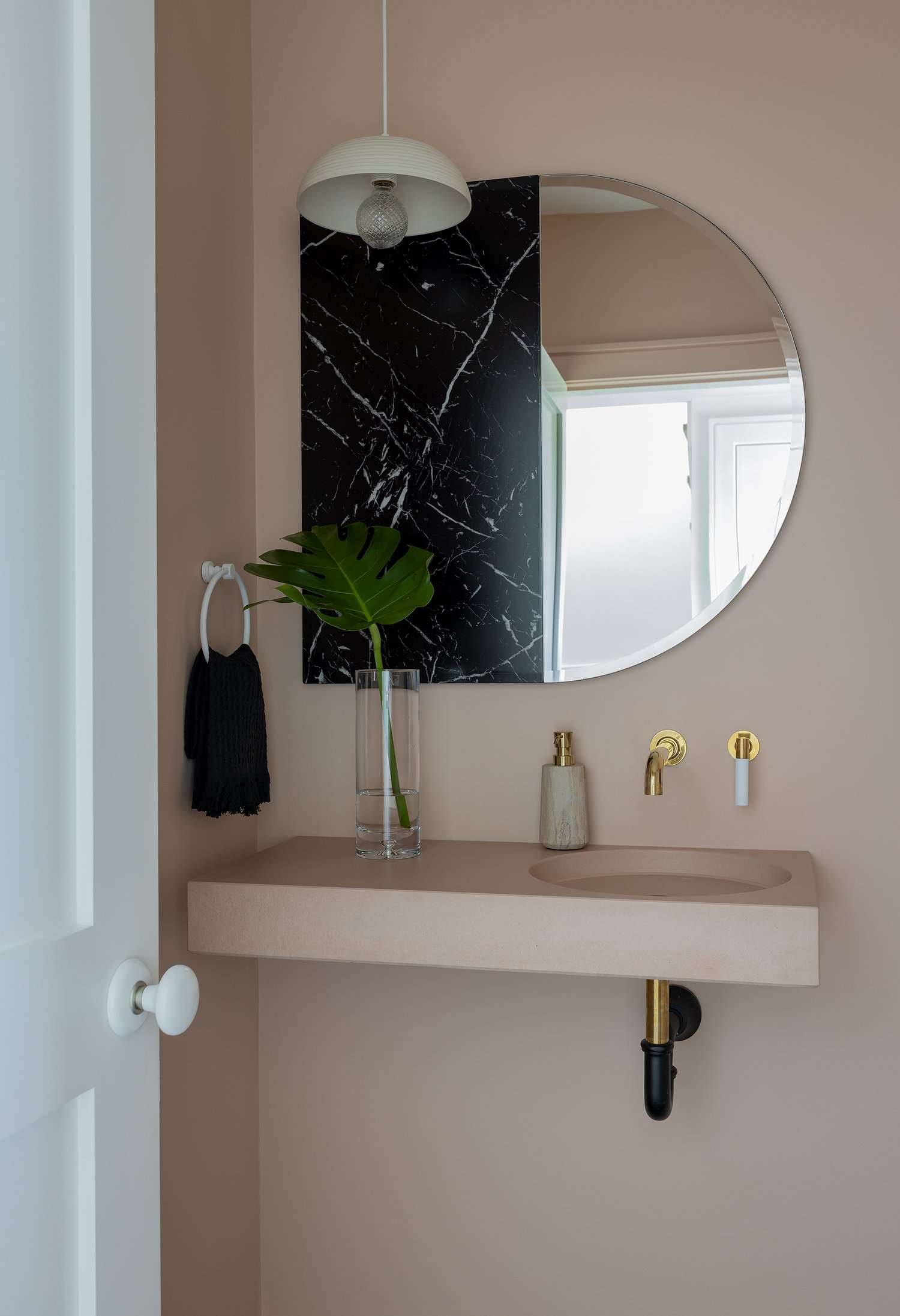 salle de bain moderne avec miroir unique
