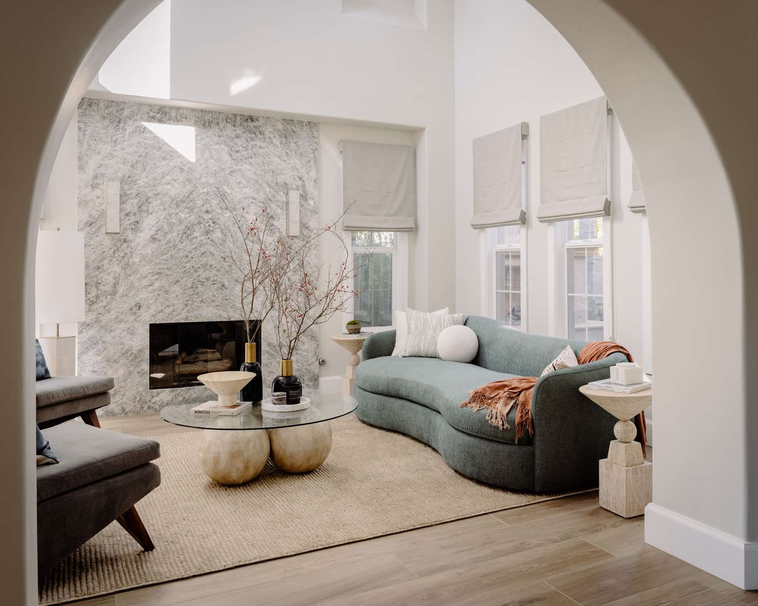 salon moderne avec meubles et décorations courbes