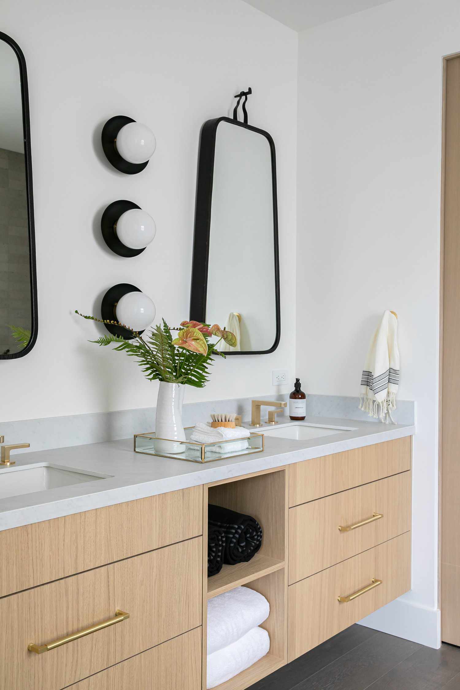 salle de bain avec éclairage moderne
