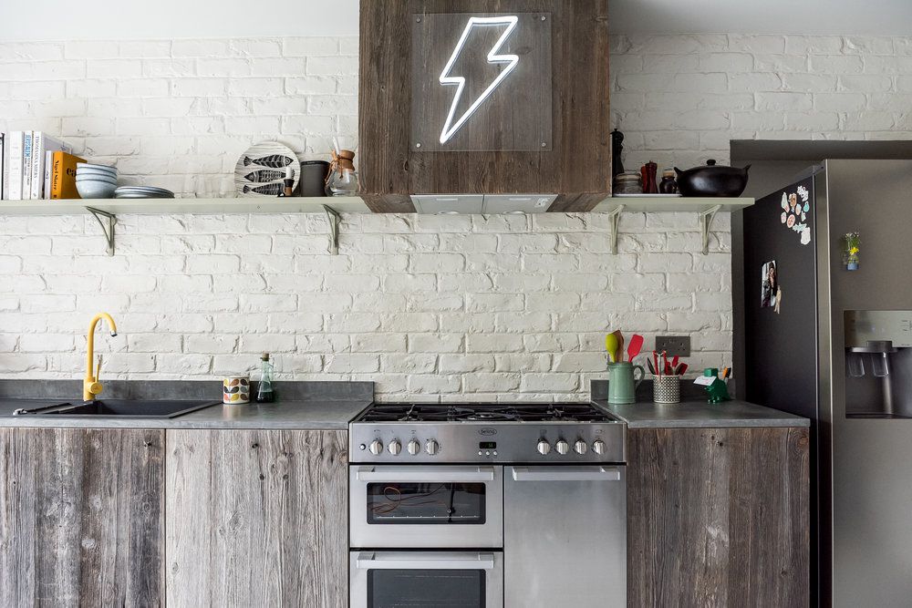 cuisine minimaliste avec briques blanches et bois de récupération