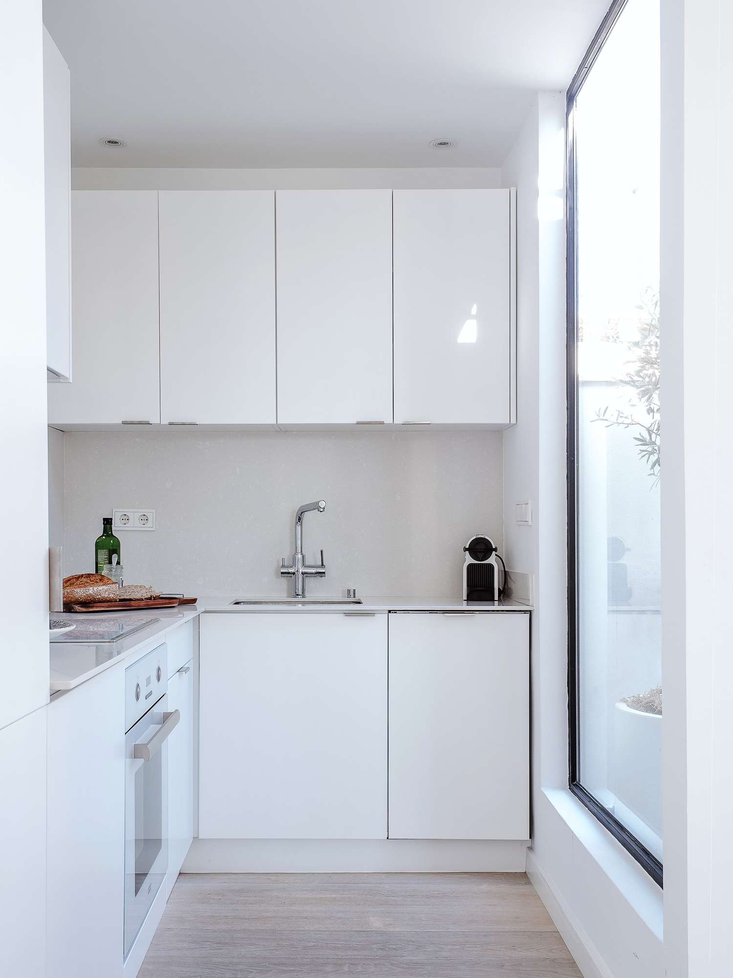 cuisine minimaliste entièrement blanche
