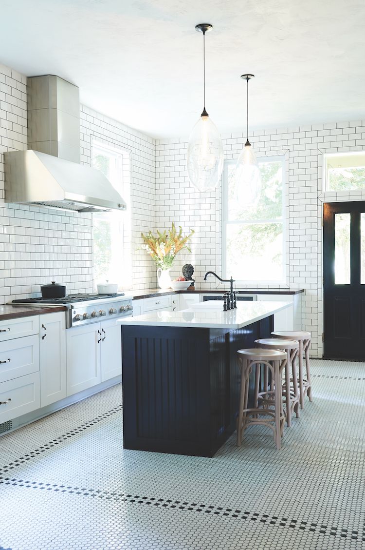 cuisine minimaliste avec finitions noires et blanches