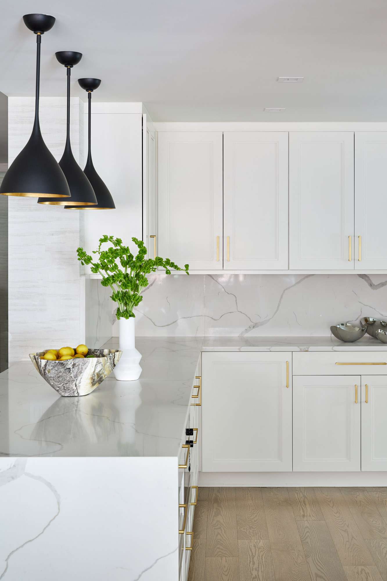 cuisine minimaliste aux accents dorés