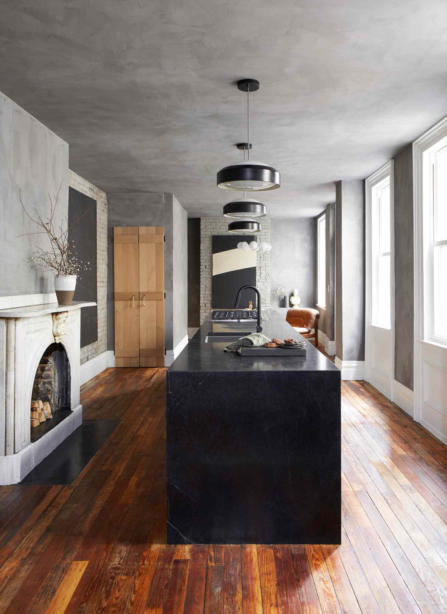 cuisine minimaliste avec murs gris texturés