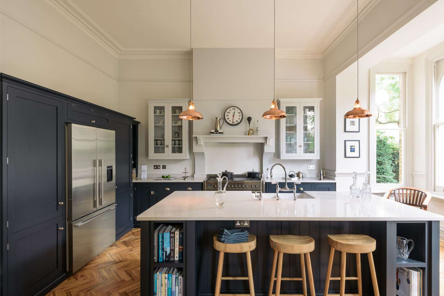 cuisine minimaliste avec accents en cuivre
