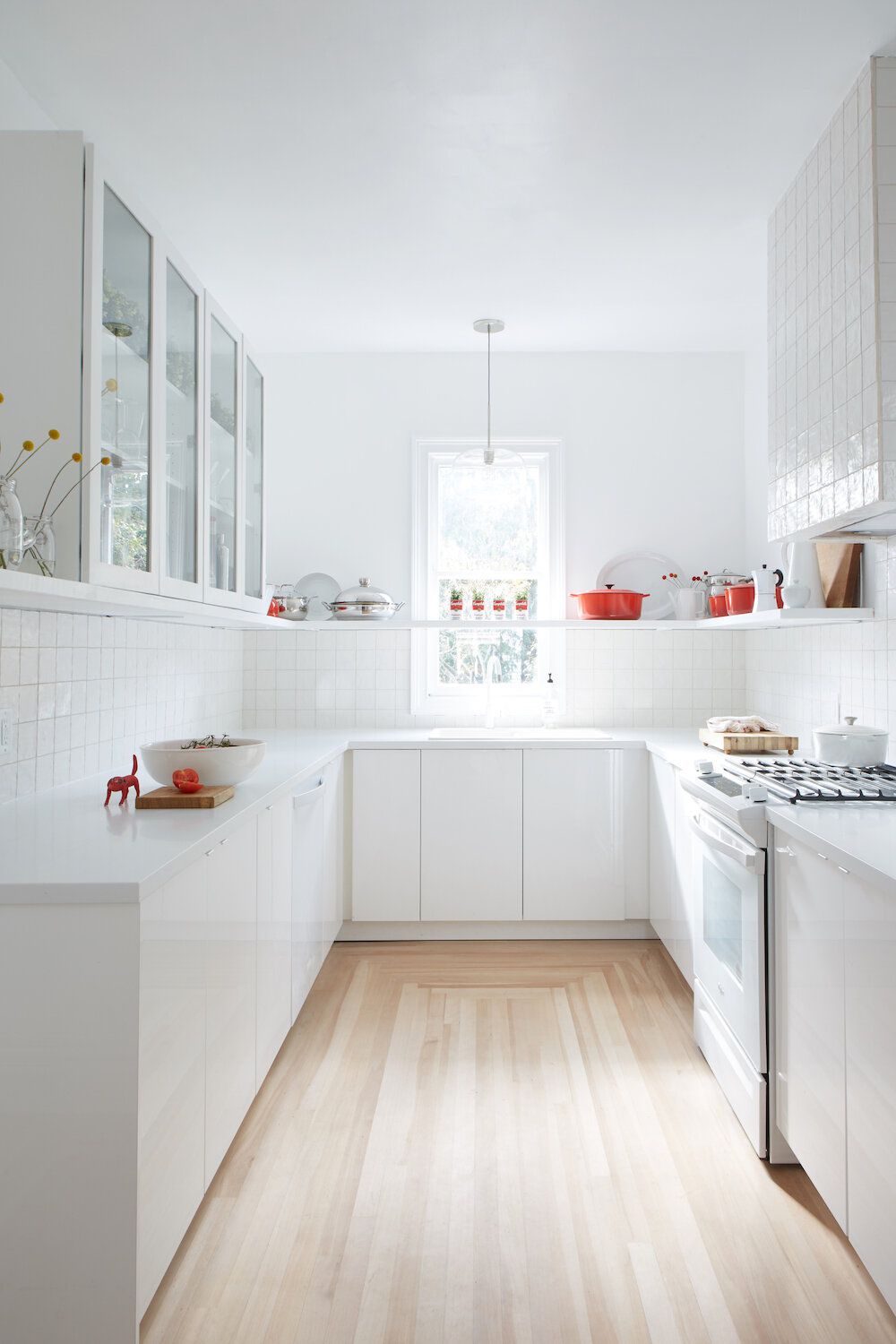 cuisine minimaliste blanche avec accents rouges