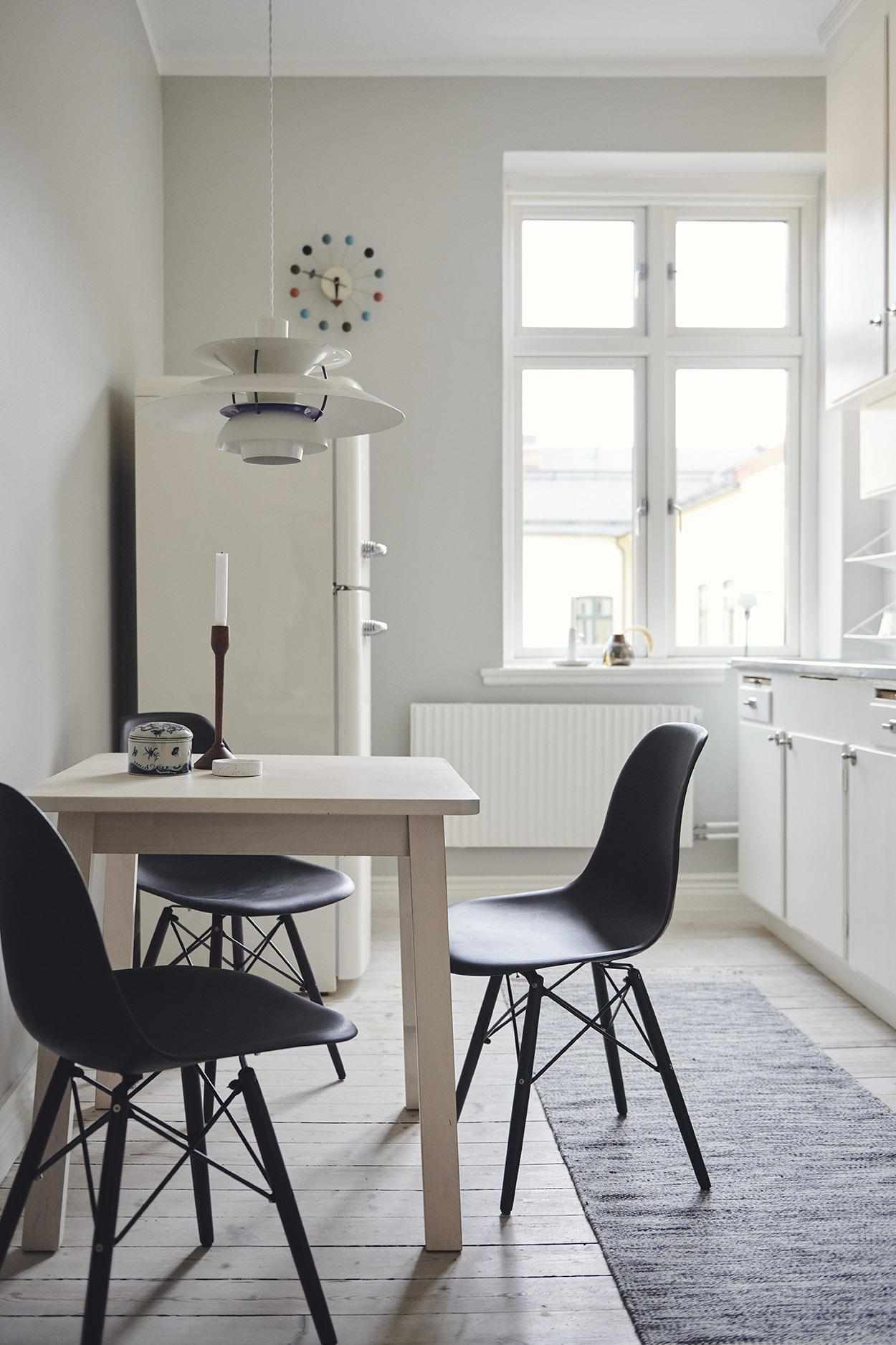 cuisine minimaliste avec décor moderne du milieu du siècle