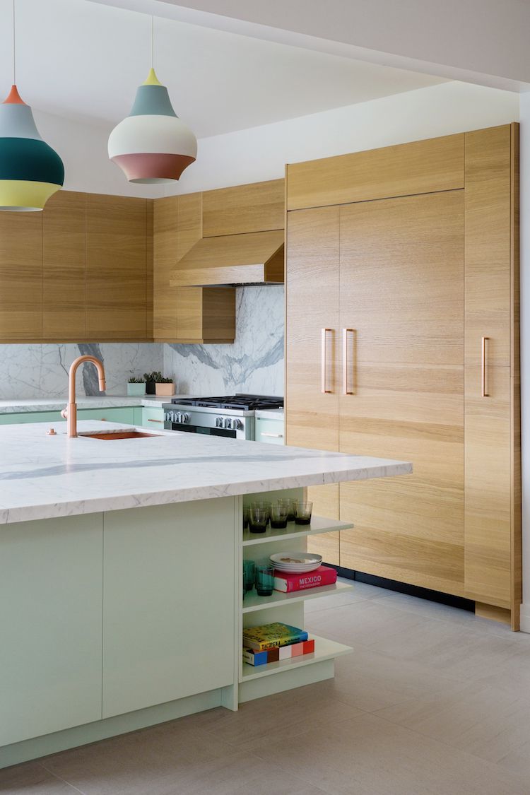 cuisine minimaliste avec lampes suspendues colorées