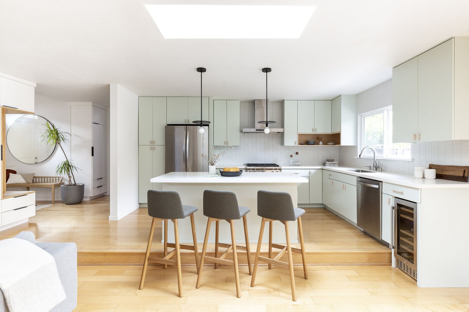 cuisine minimaliste avec armoires vert menthe pastel