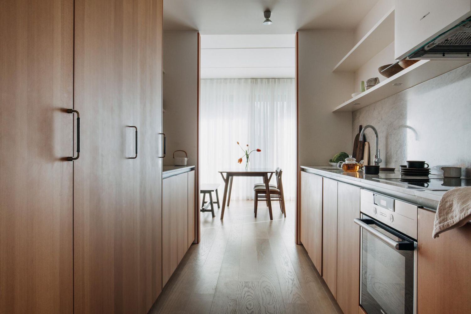 cuisine minimaliste avec armoires en chêne