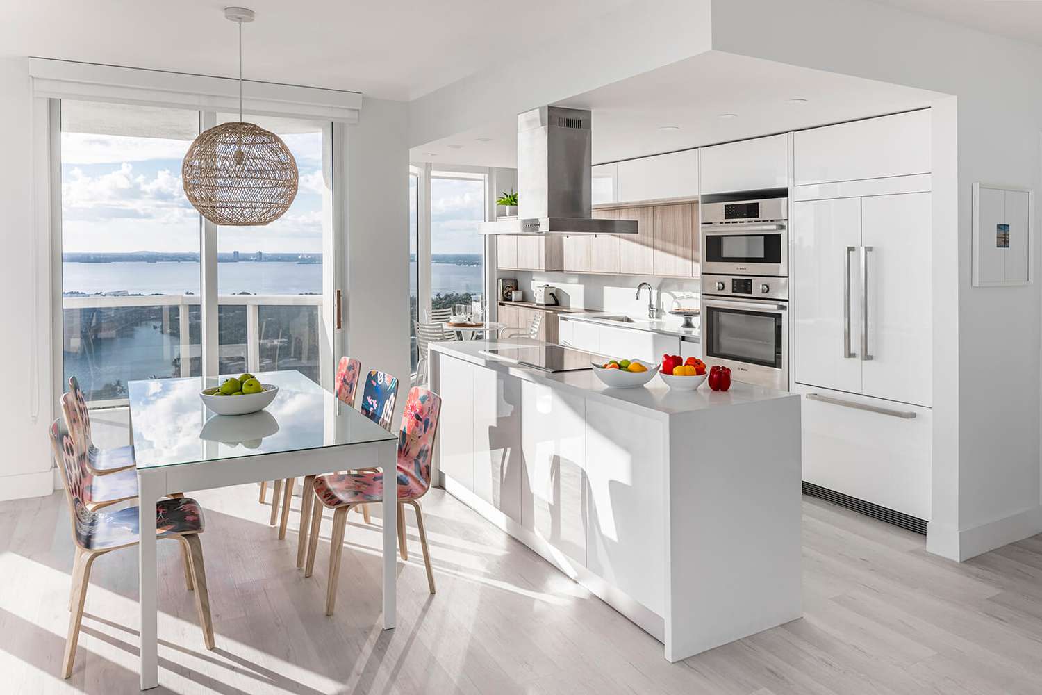 cuisine contemporaine minimaliste avec vue sur l'océan