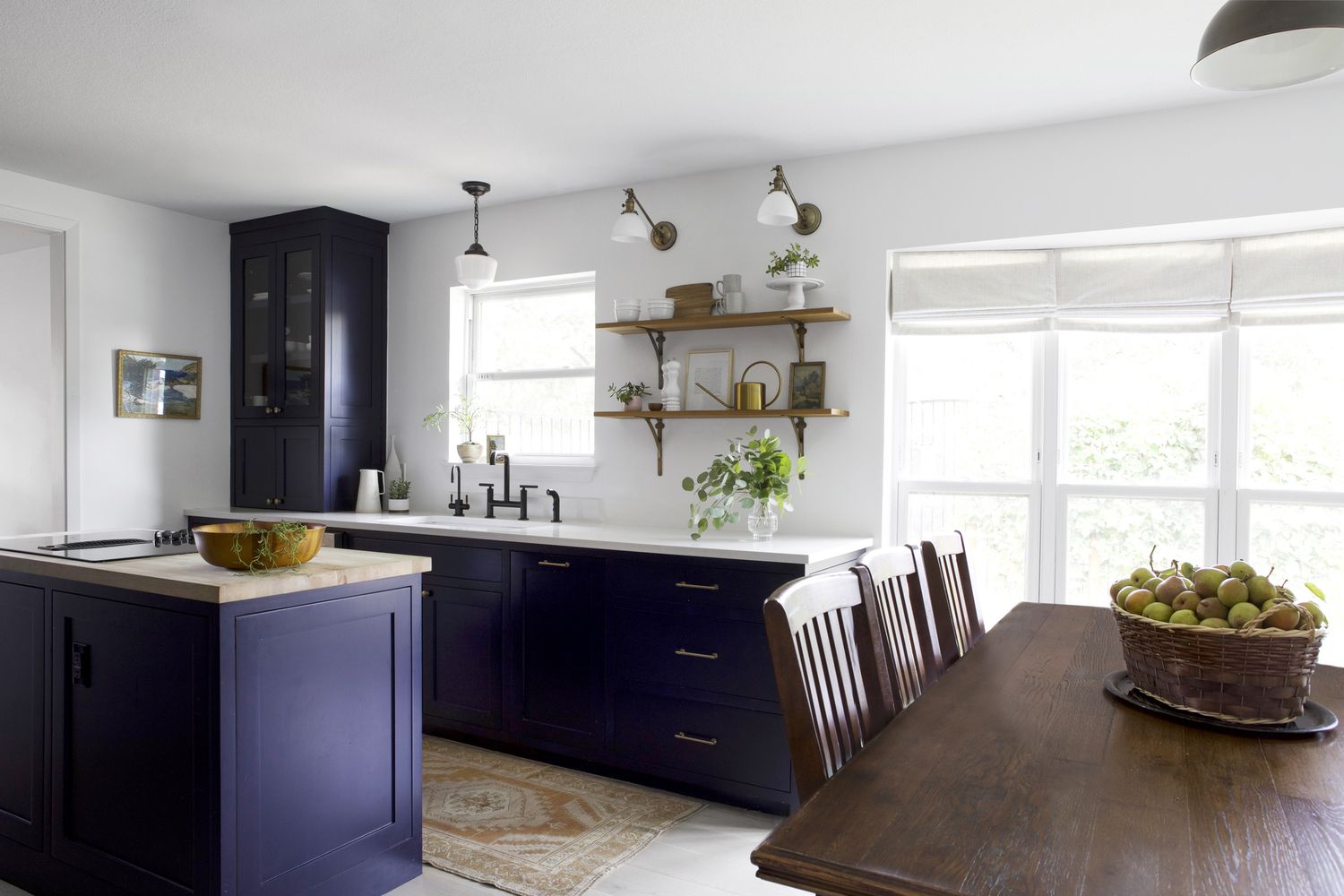 cuisine minimaliste avec des armoires bleu foncé