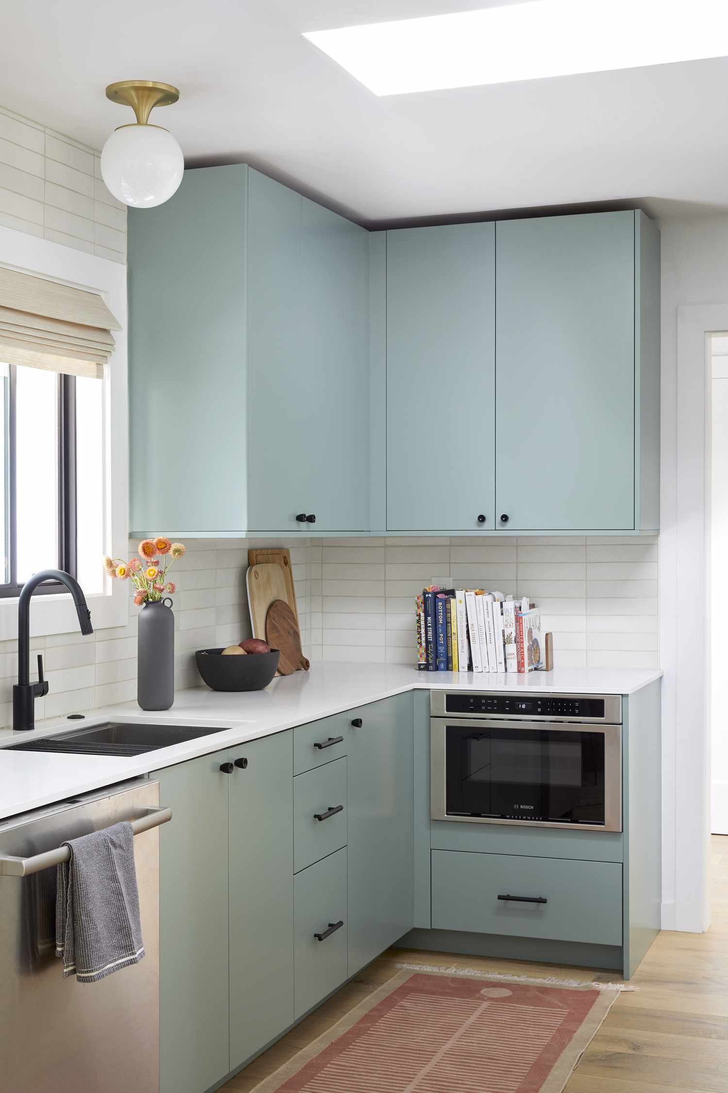 cuisine minimaliste avec armoires bleues