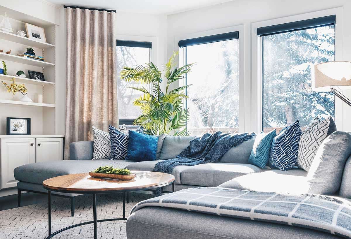 salon moderne midcentury côtier