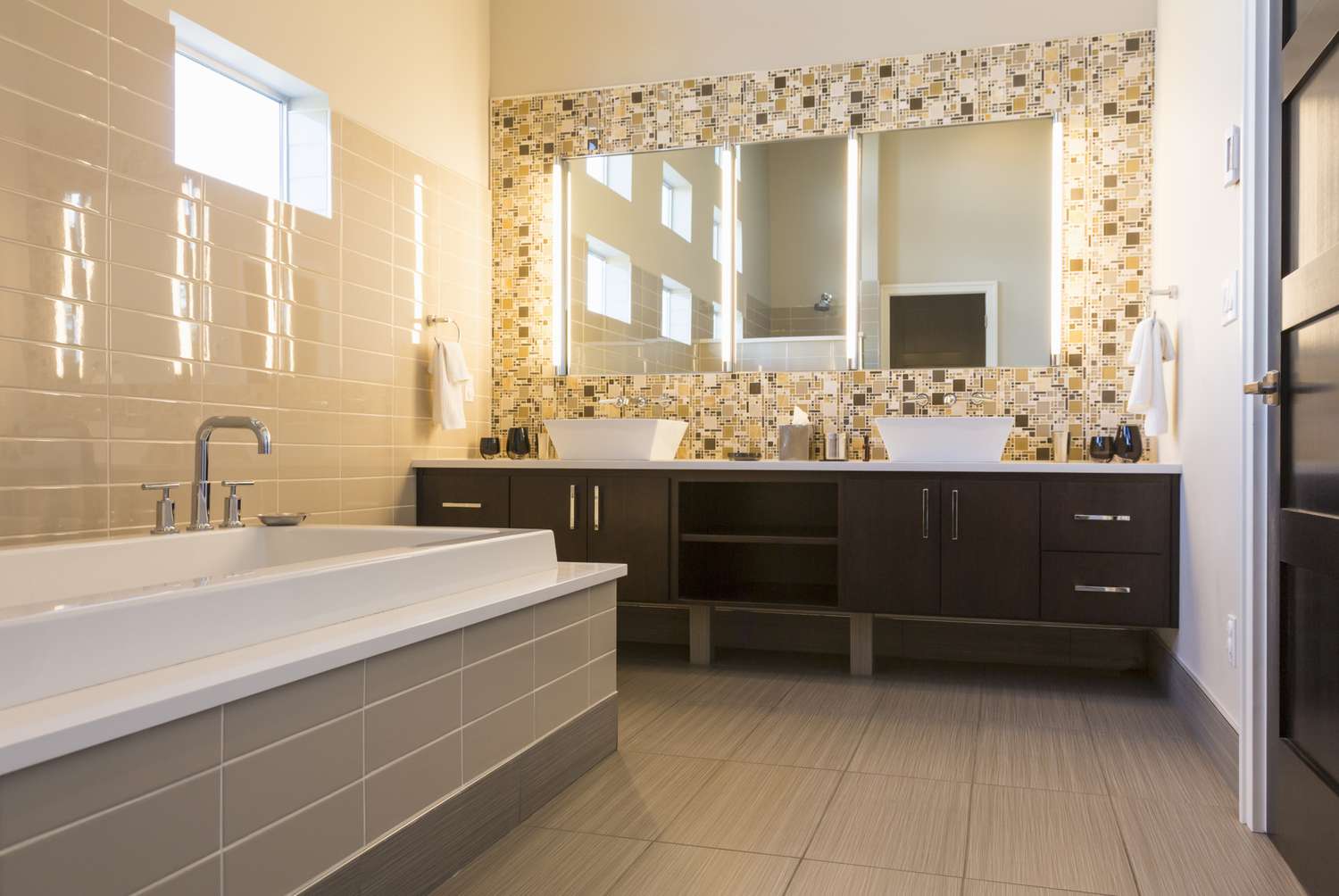 Salle de bains moderne et luxueuse