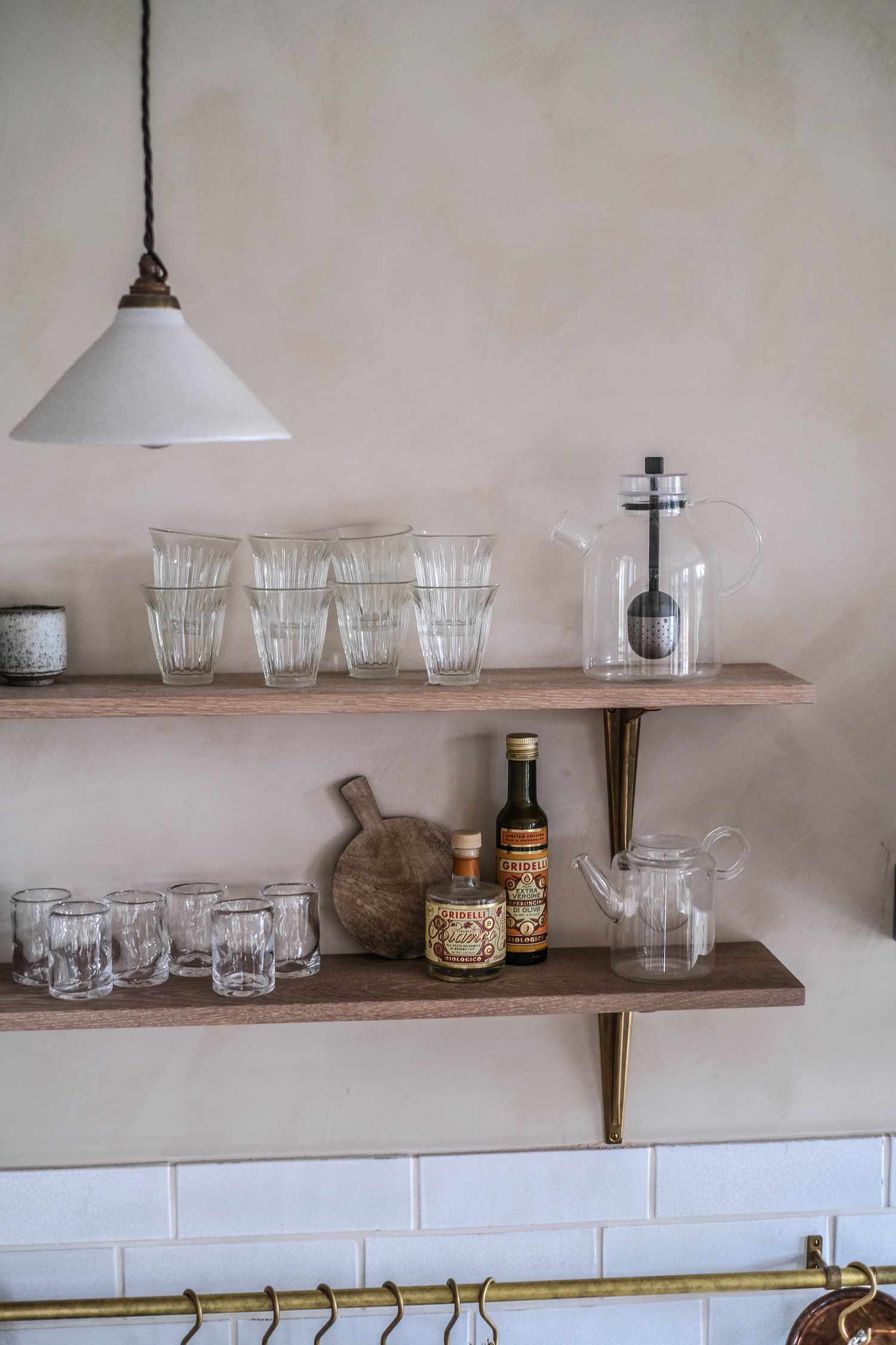 idées d'étagères de bar