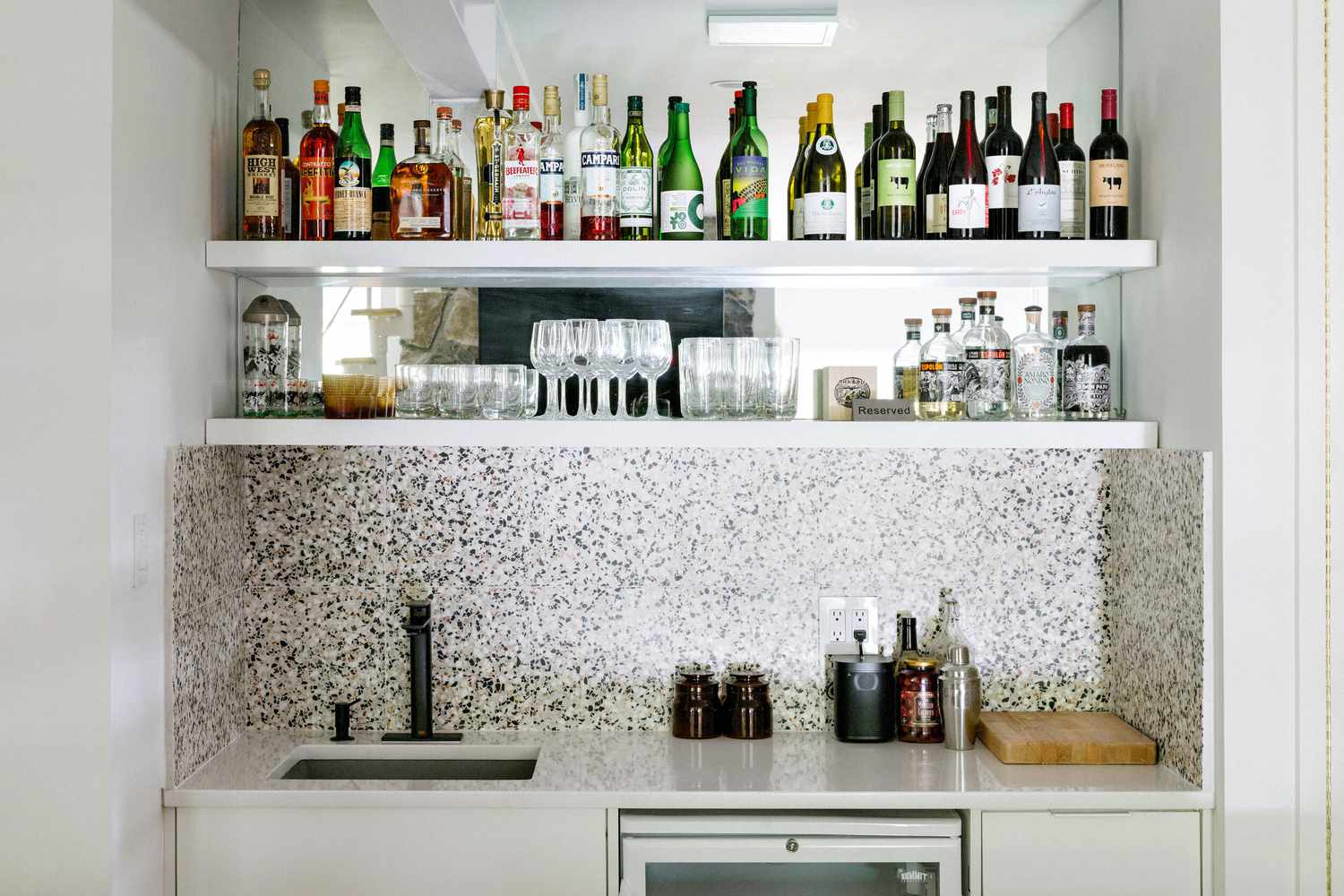 idées d'étagères de bar