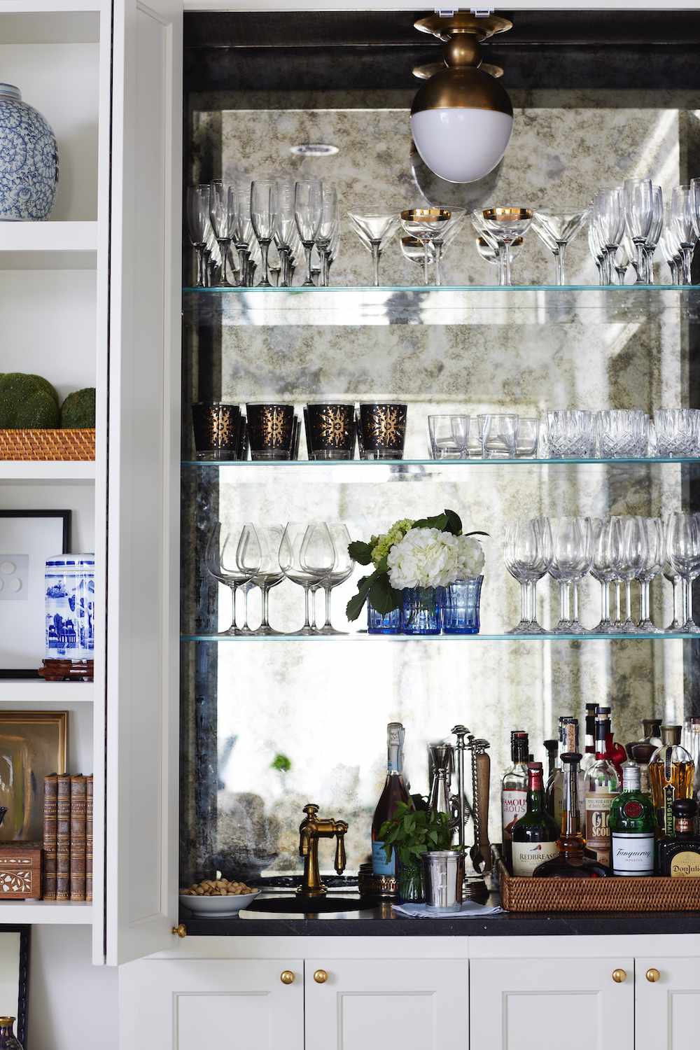 idées d'étagères de bar