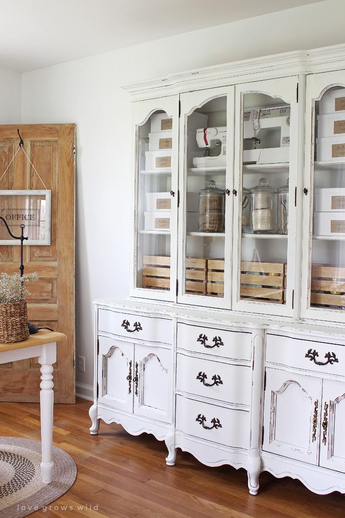 armoire avec fournitures de bricolage