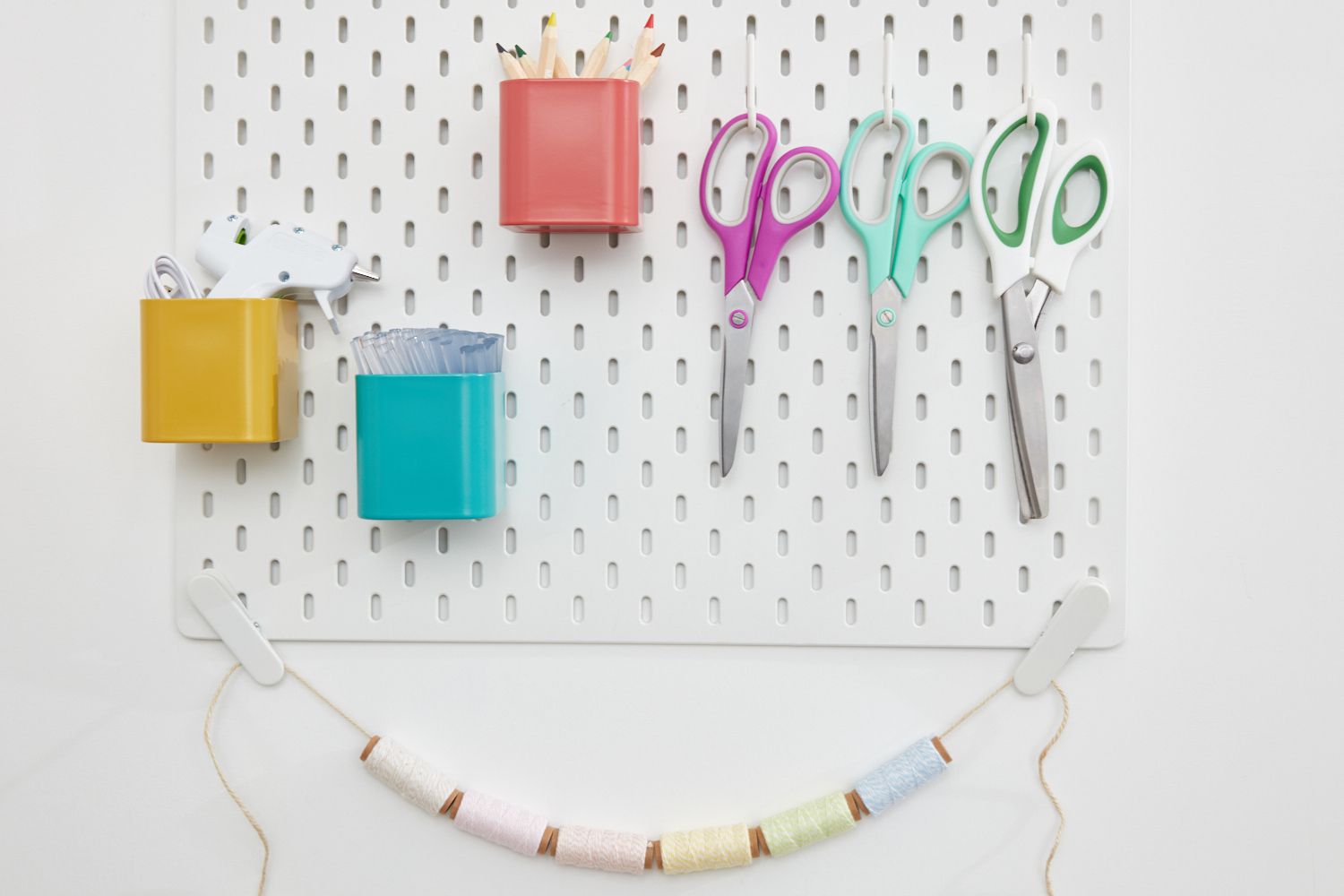 Tableau à patères pour l'artisanat organisé