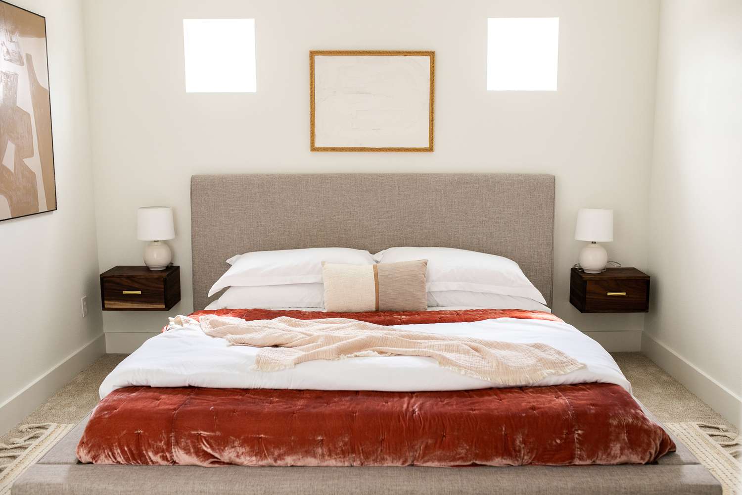 oreillers blancs lit rose