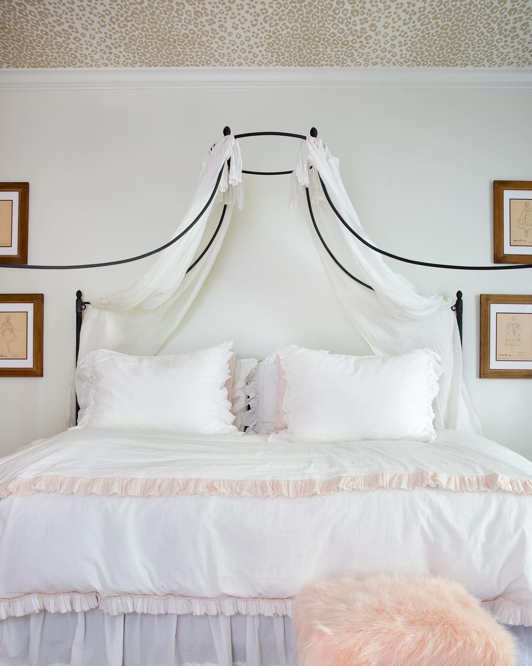 Une chambre d'adolescente avec un lit à baldaquin, des rideaux blancs et une literie blanche avec des bordures roses.