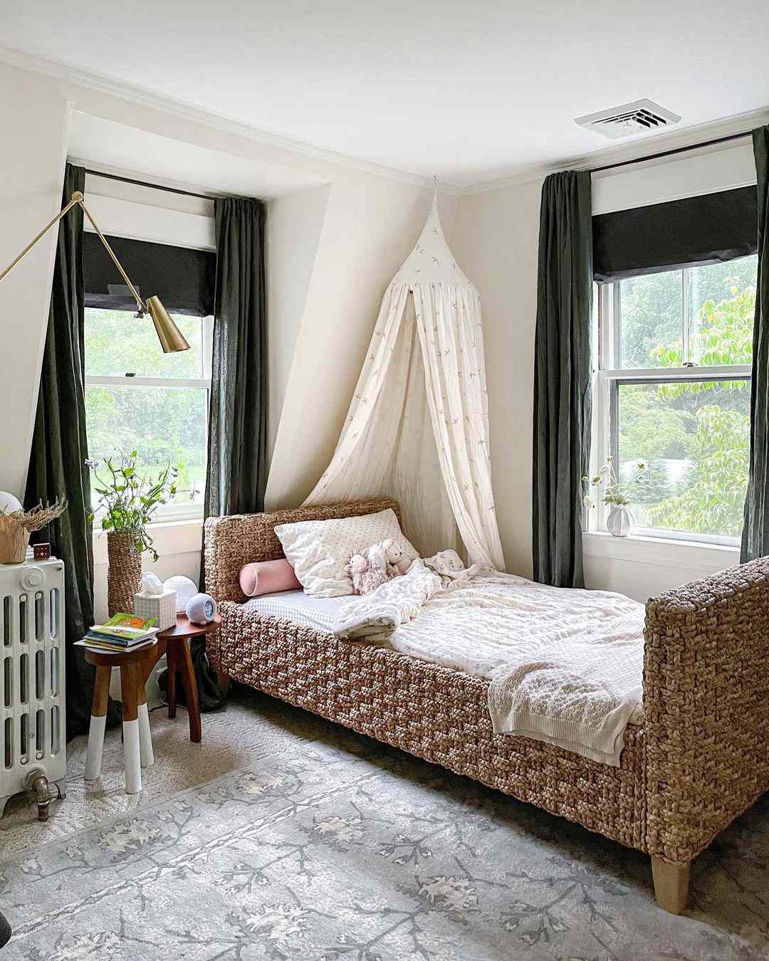 Une chambre d'adolescente neutre avec une tente à baldaquin suspendue dans le coin, un lit jumeau tissé, des draps blancs et des animaux en peluche.