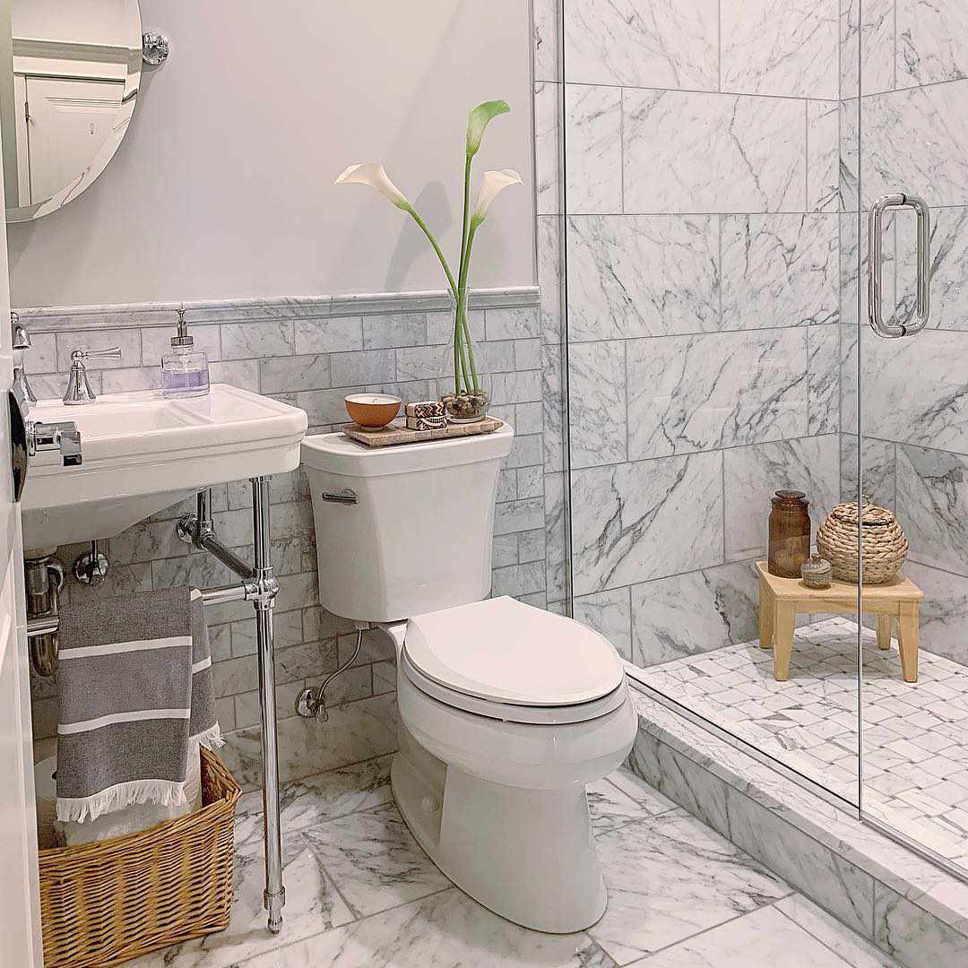 cimaise dans une salle de bain moderne avec lambris en marbre