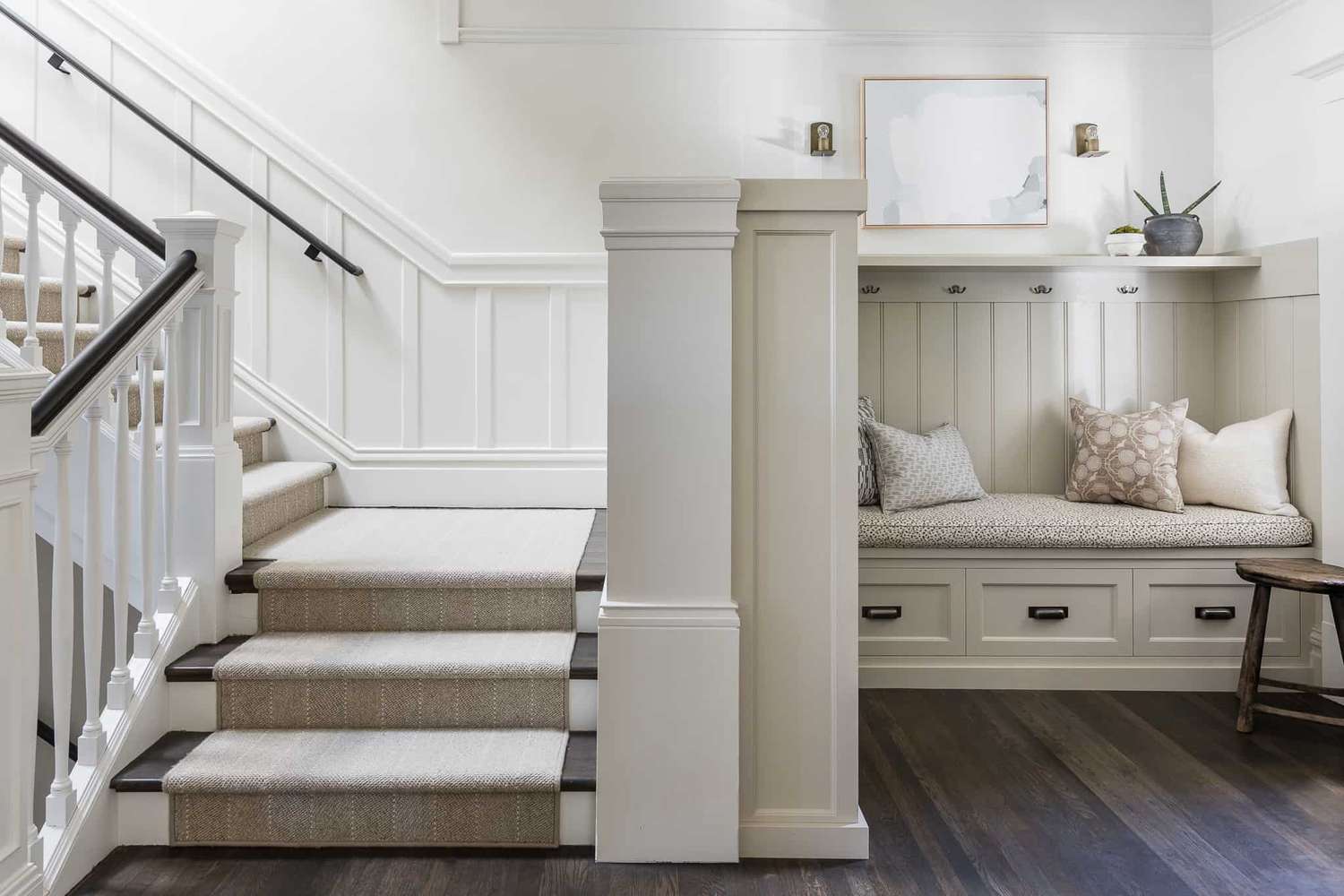 cimaise sur un escalier avec coin vestiaire