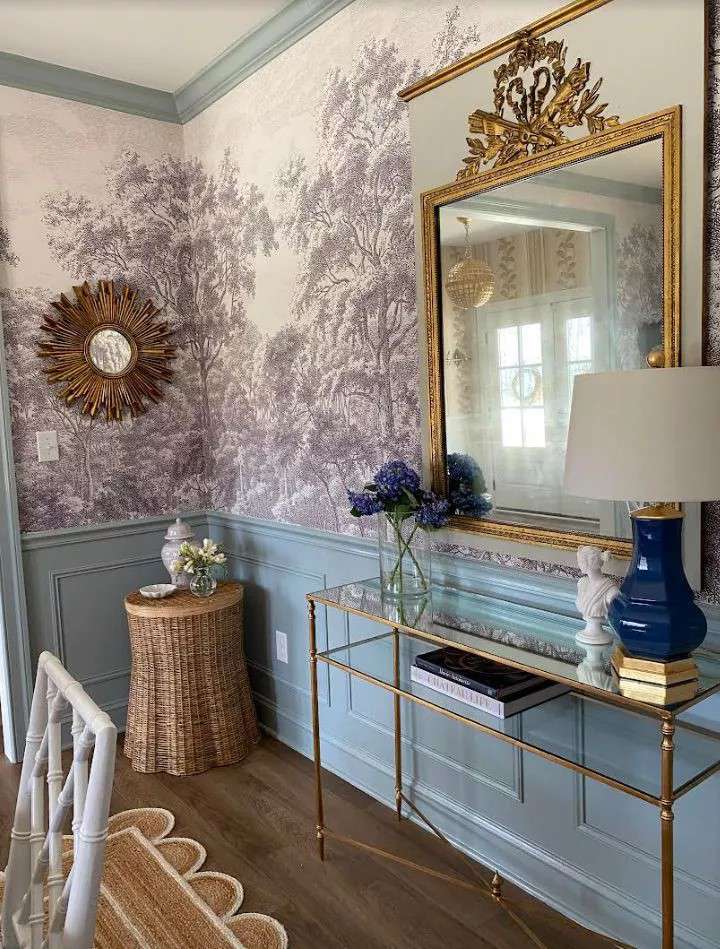 salon avec cimaises, papier peint et touches d'or