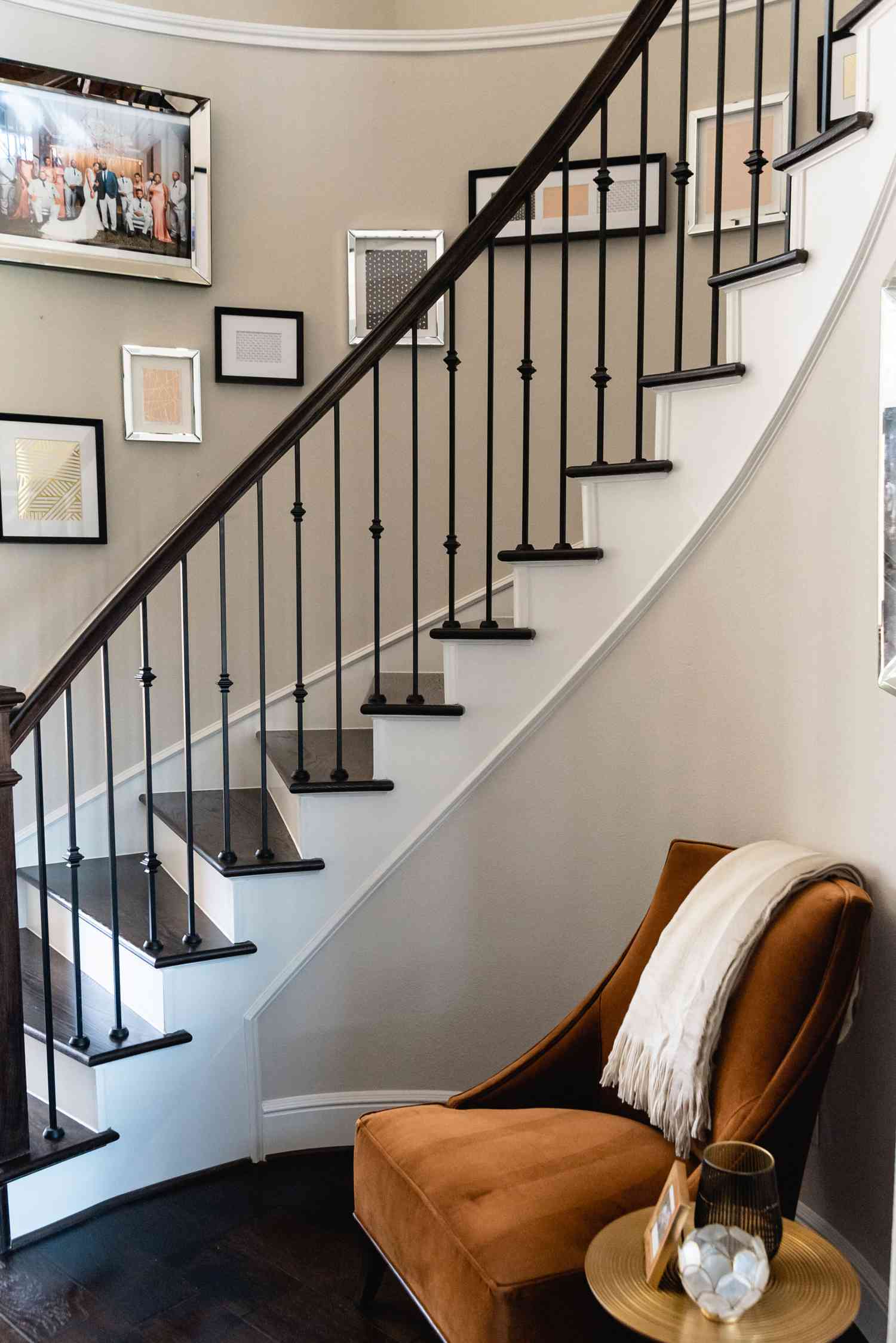 Un escalier en courbe avec une galerie murale