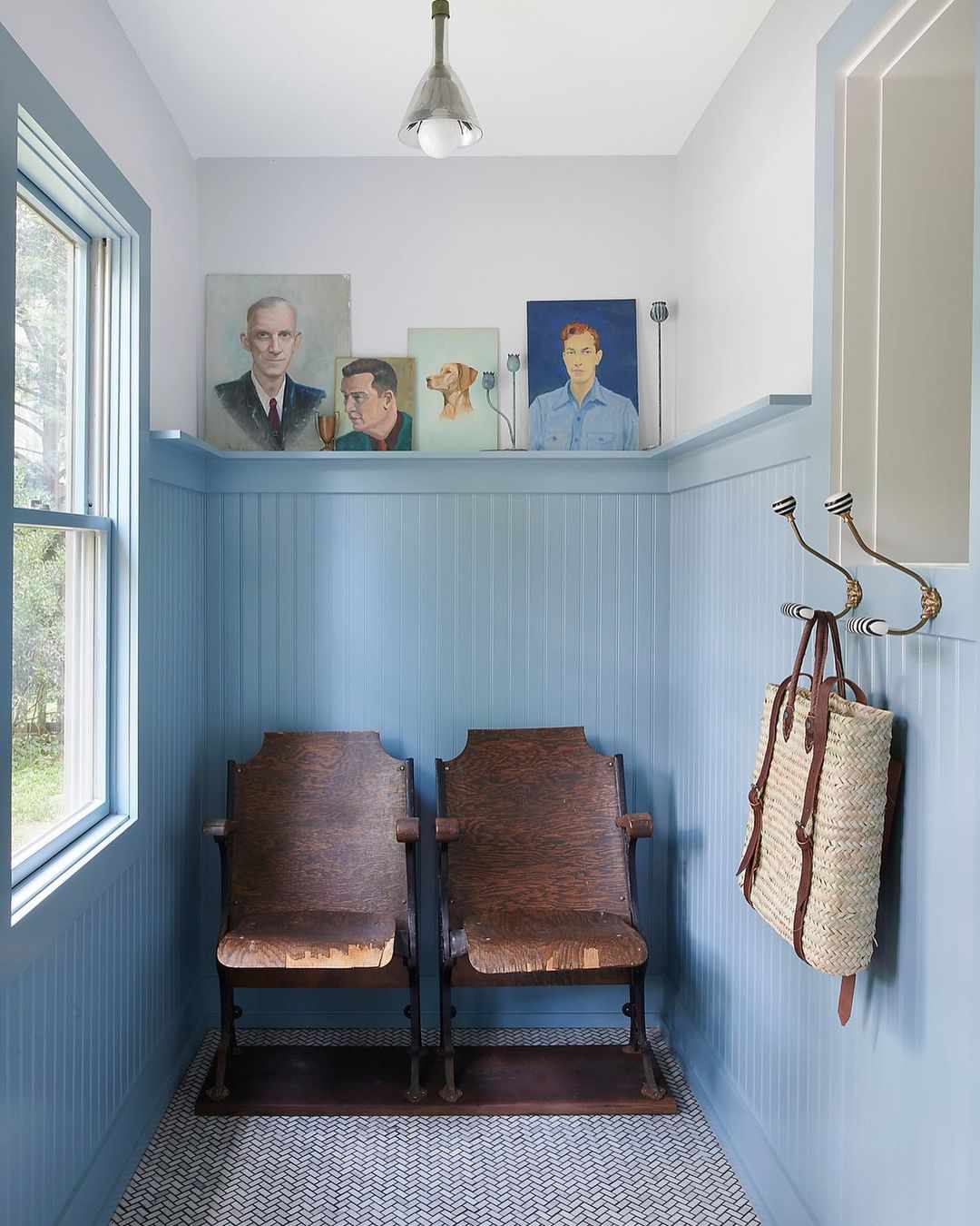Une salle de bain avec des œuvres d'art et des meubles vintage