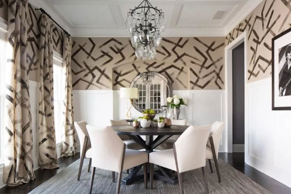 cimaise dans une salle à manger avec lambris blanc et papier peint à motifs