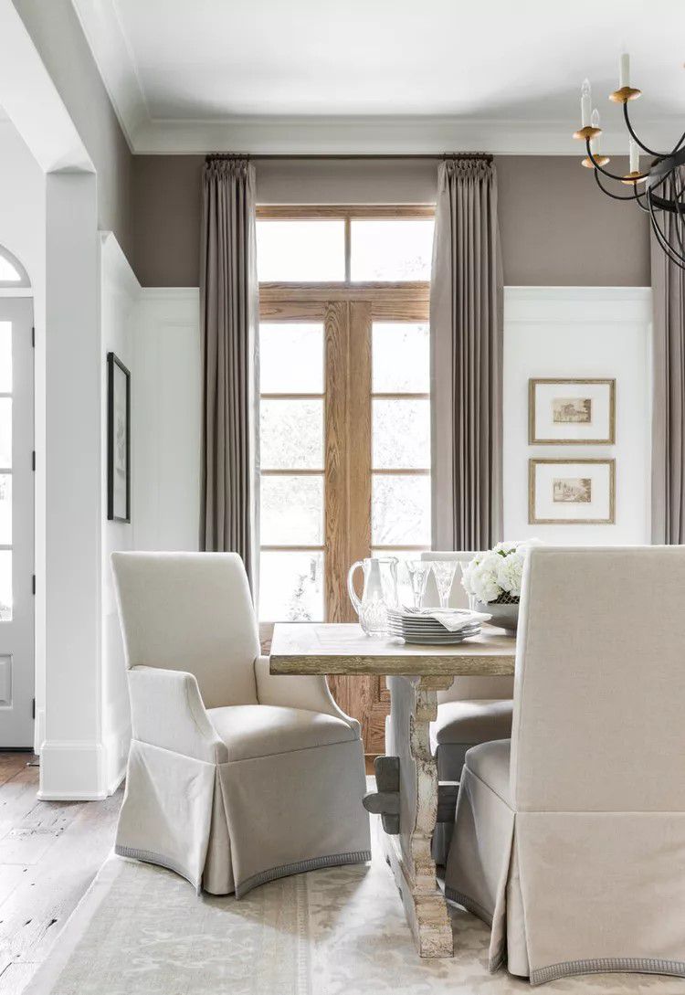 Une salle à manger marron et blanche