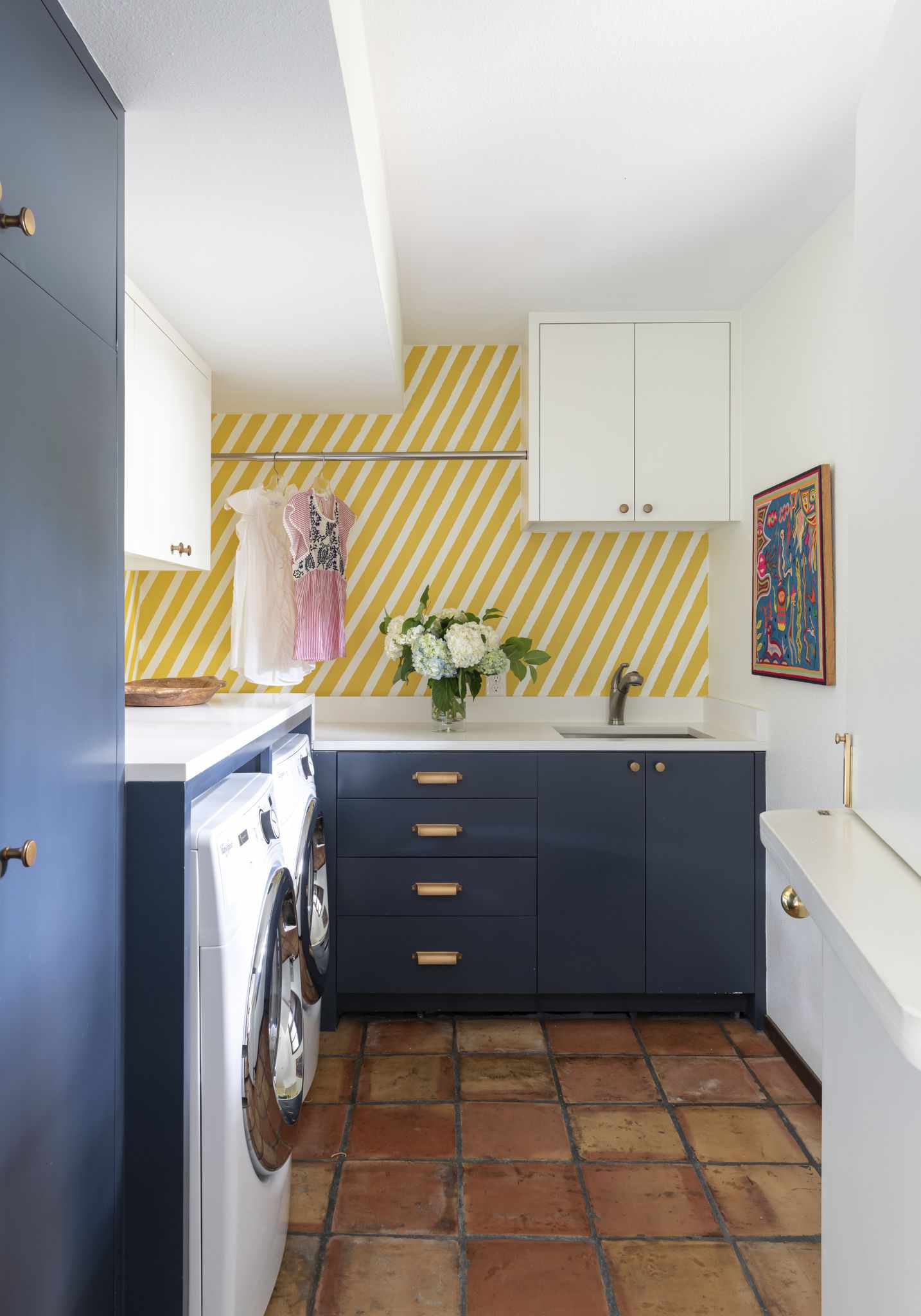 couleurs de peinture jaune d'or pour la salle de lavage