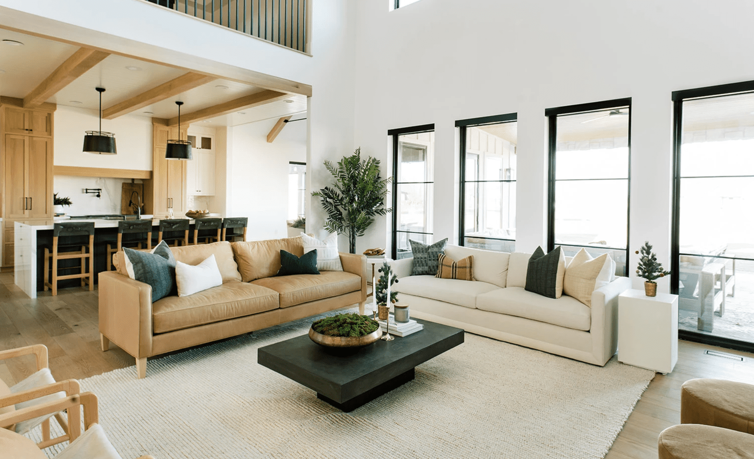 salon moderne avec canapés dépareillés