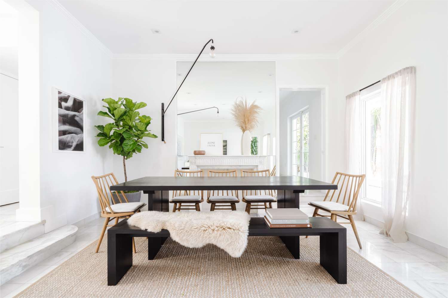 Salle à manger avec table noire et rideaux en lin transparent
