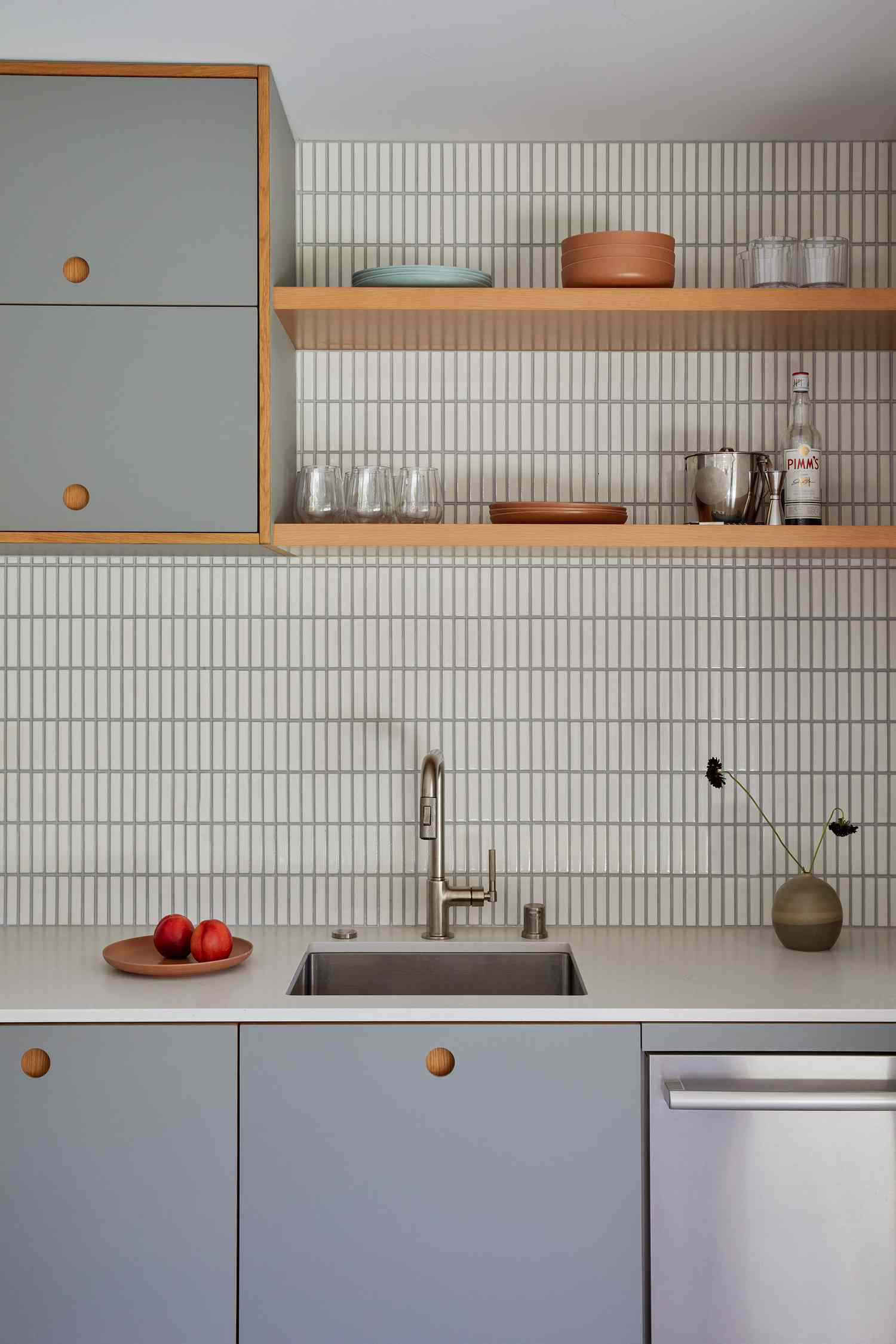 cuisine minimaliste avec armoires grises