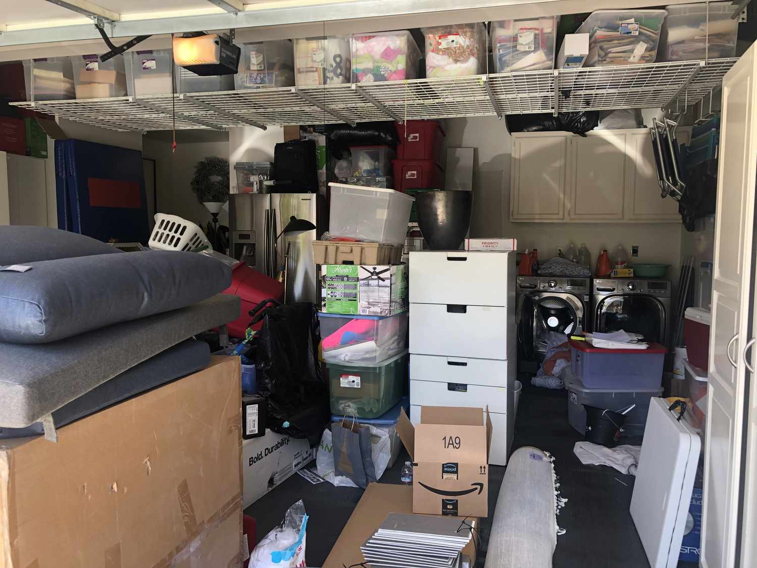 Garage en désordre avant