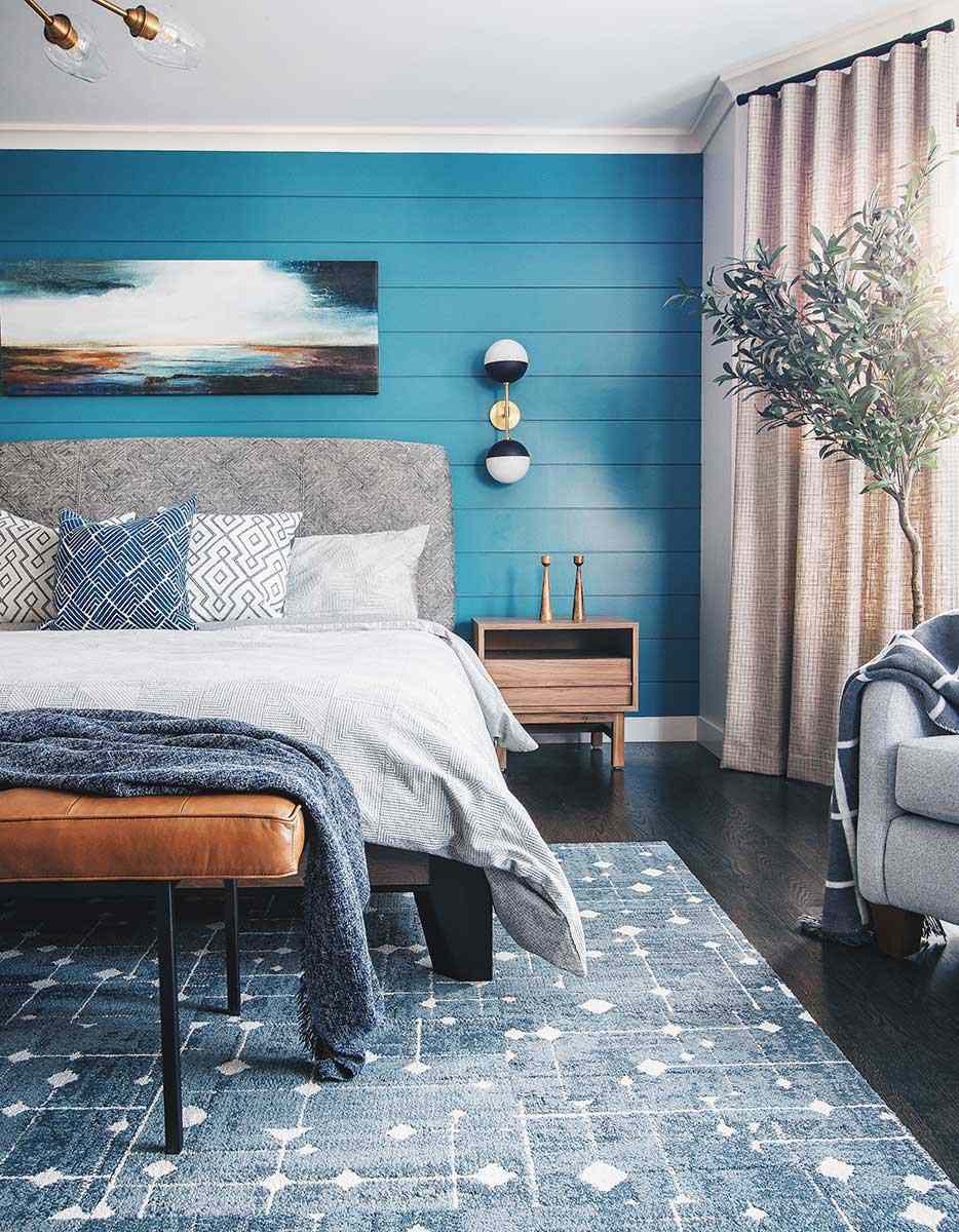 chambre à coucher avec mur d'accent en shiplap bleu
