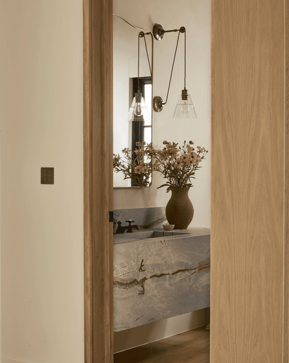 idées salle de bain neutre avec vase