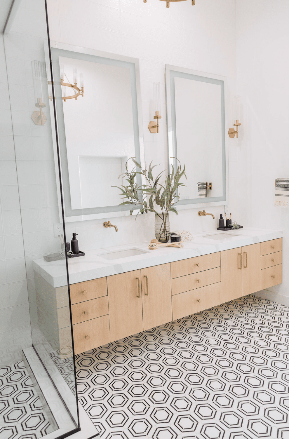 salle de bain neutre avec revêtement de sol