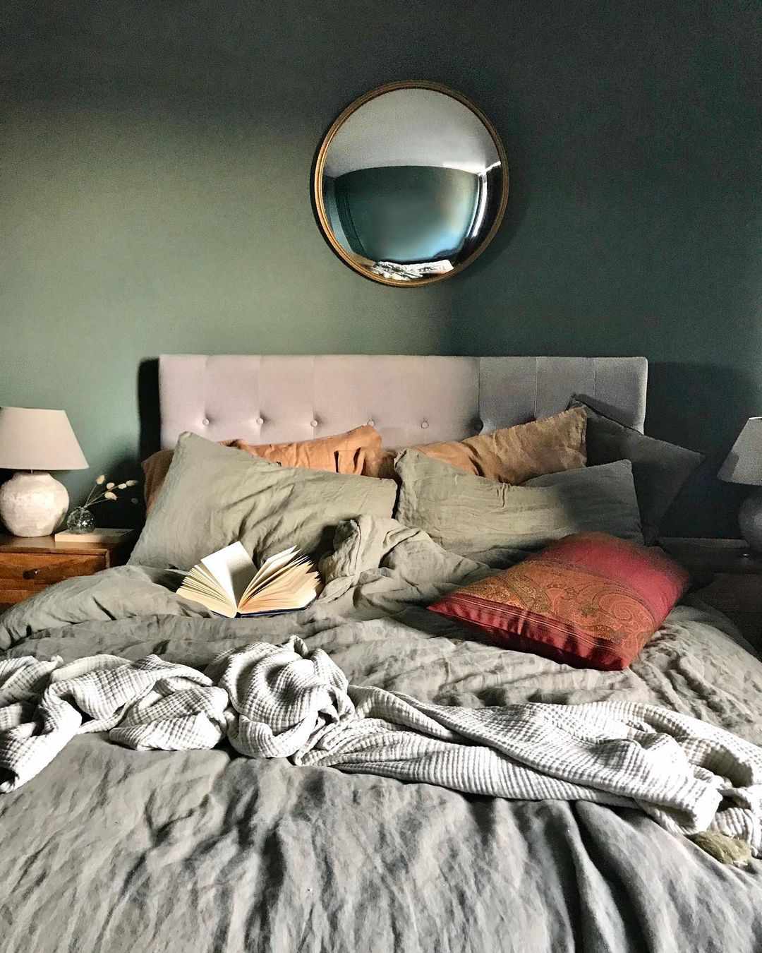 miroir rond au-dessus du lit
