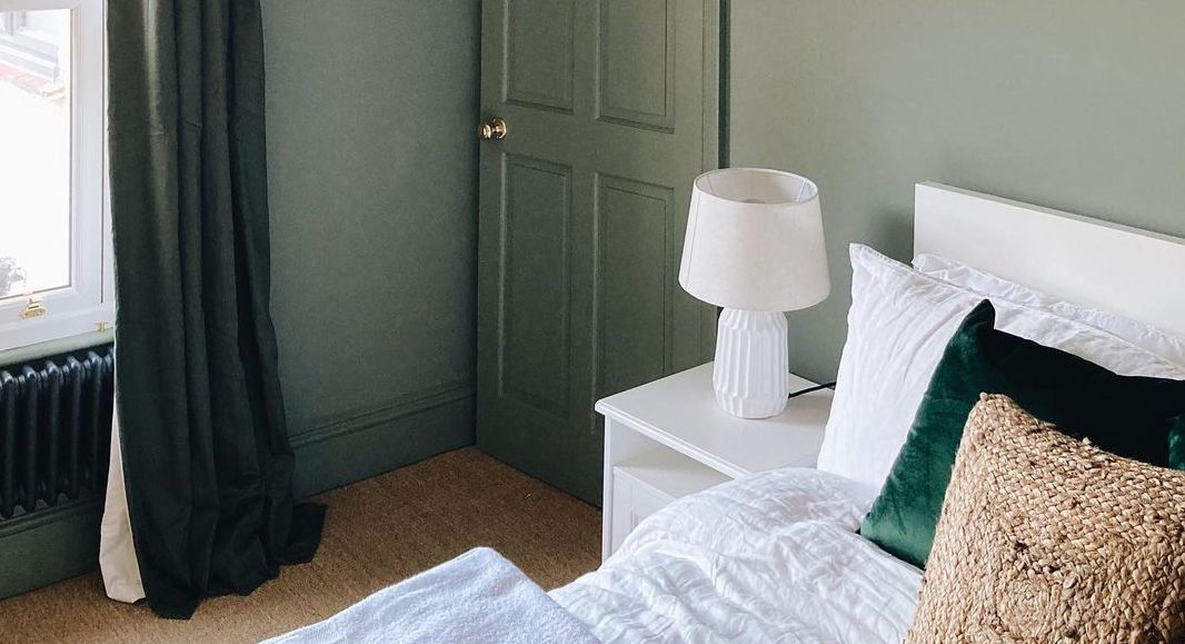 coussin en jonc de mer et murs verts