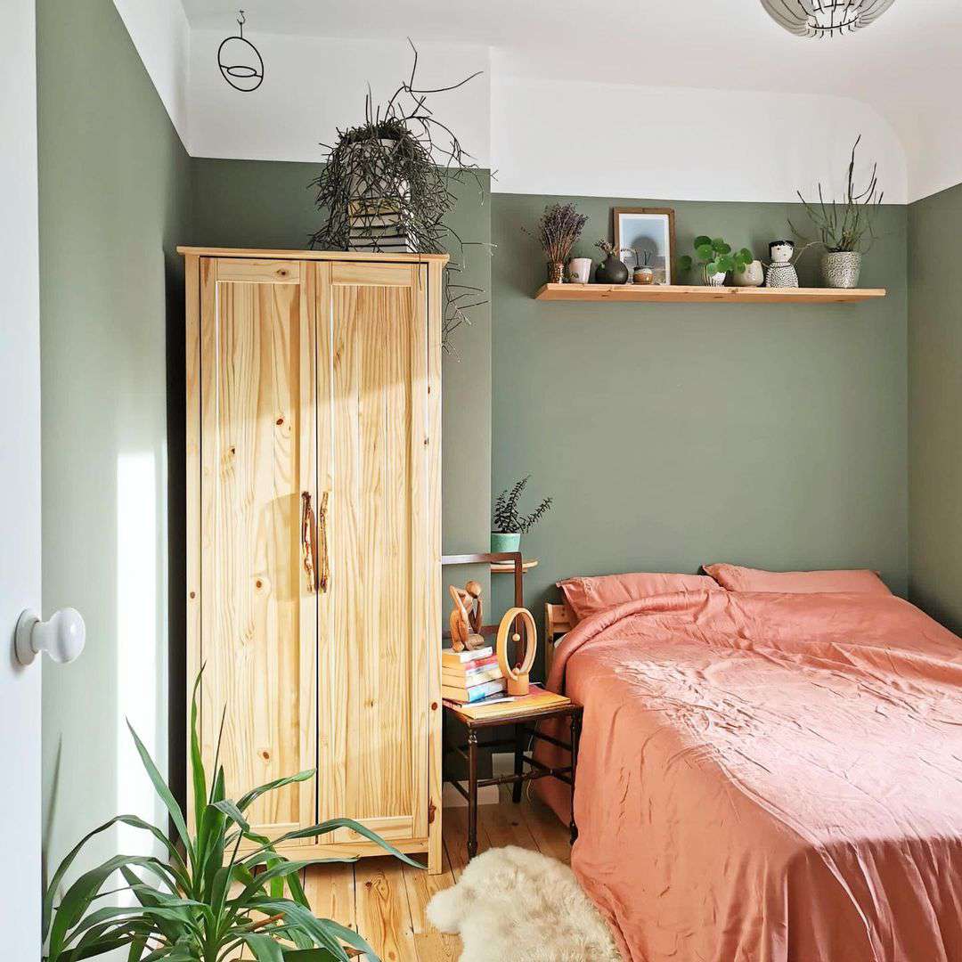 couette rose et murs vert sauge