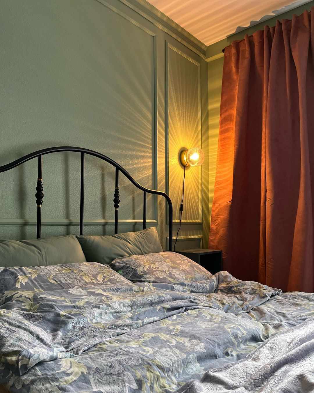 rideaux orange rouille et murs sauge